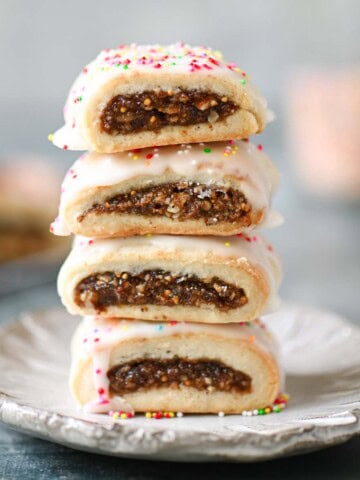A stack of 4 cuccidati on a plate.